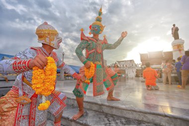 KORAT, Tayland - 2 Ekim 2016: Khon, Tayland klasik maskeli geleneksel dans dramı sanatı, bu performans Ramayana destanı. Tayland 'da turizmi desteklemek için halk içinde gösteri yapma kavramı.