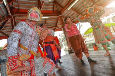 KORAT, Tayland - 2 Ekim 2016: Khon, Tayland klasik maskeli geleneksel dans dramı sanatı, bu performans Ramayana destanı. Tayland 'da turizmi desteklemek için halk içinde gösteri yapma kavramı.
