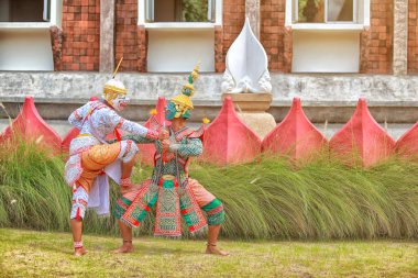 KORAT, Tayland - 2 Ekim 2016: Khon, Tayland klasik maskeli geleneksel dans dramı sanatı, bu performans Ramayana destanı. Tayland 'da turizmi desteklemek için halk içinde gösteri yapma kavramı.