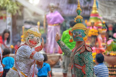 KORAT, Tayland - 2 Ekim 2016: Khon, Tayland klasik maskeli geleneksel dans dramı sanatı, bu performans Ramayana destanı. Tayland 'da turizmi desteklemek için halk içinde gösteri yapma kavramı.