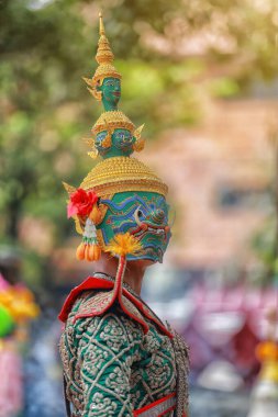 KORAT, Tayland - 2 Ekim 2016: Khon, Tayland klasik maskeli geleneksel dans dramı sanatı, bu performans Ramayana destanı. Tayland 'da turizmi desteklemek için halk içinde gösteri yapma kavramı.