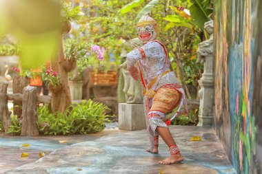 KORAT, Tayland - 2 Ekim 2016: Khon, Tayland klasik maskeli geleneksel dans dramı sanatı, bu performans Ramayana destanı. Tayland 'da turizmi desteklemek için halk içinde gösteri yapma kavramı.