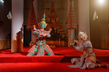 KORAT, Tayland - 2 Ekim 2016: Khon, Tayland klasik maskeli geleneksel dans dramı sanatı, bu performans Ramayana destanı. Tayland 'da turizmi desteklemek için halk içinde gösteri yapma kavramı.