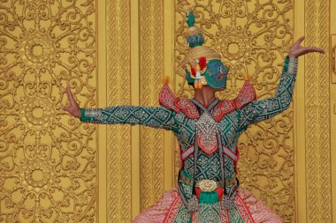 KORAT, Tayland - 2 Ekim 2016: Khon, Tayland klasik maskeli geleneksel dans dramı sanatı, bu performans Ramayana destanı. Tayland 'da turizmi desteklemek için halk içinde gösteri yapma kavramı.
