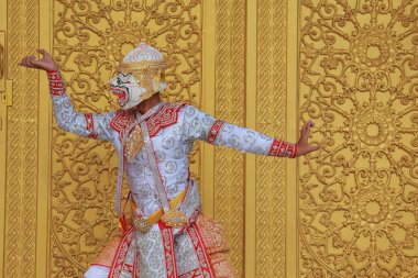 KORAT, Tayland - 2 Ekim 2016: Khon, Tayland klasik maskeli geleneksel dans dramı sanatı, bu performans Ramayana destanı. Tayland 'da turizmi desteklemek için halk içinde gösteri yapma kavramı.