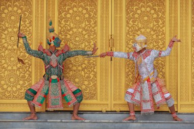 KORAT, Tayland - 2 Ekim 2016: Khon, Tayland klasik maskeli geleneksel dans dramı sanatı, bu performans Ramayana destanı. Tayland 'da turizmi desteklemek için halk içinde gösteri yapma kavramı.