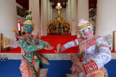 KORAT, Tayland - 2 Ekim 2016: Khon, Tayland klasik maskeli geleneksel dans dramı sanatı, bu performans Ramayana destanı. Tayland 'da turizmi desteklemek için halk içinde gösteri yapma kavramı.