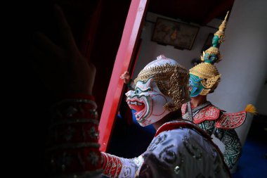 KORAT, Tayland - 2 Ekim 2016: Khon, Tayland klasik maskeli geleneksel dans dramı sanatı, bu performans Ramayana destanı. Tayland 'da turizmi desteklemek için halk içinde gösteri yapma kavramı.
