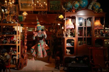 KORAT, Tayland - 2 Ekim 2016: Khon, Tayland klasik maskeli geleneksel dans dramı sanatı, bu performans Ramayana destanı. Tayland 'da turizmi desteklemek için halk içinde gösteri yapma kavramı.