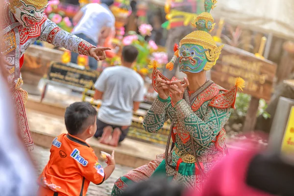 コラット 2016年10月2日 コーンはタイ古典仮面の伝統舞踊劇芸術であり この公演はラマヤナ叙事詩です タイでの観光を促進するために — ストック写真