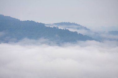 Dağlı ve bulutlu gün doğumunun harika manzarası.