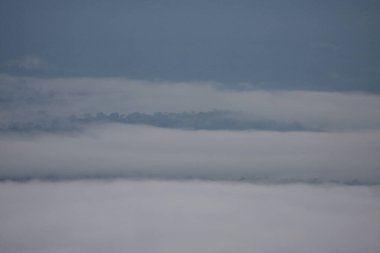 Dağlı ve bulutlu gün doğumunun harika manzarası.