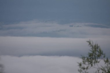 Dağlı ve bulutlu gün doğumunun harika manzarası.