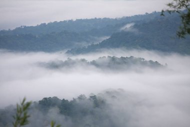 Dağlı ve bulutlu gün doğumunun harika manzarası.
