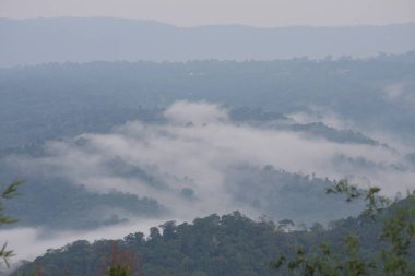 Dağlı ve bulutlu gün doğumunun harika manzarası.