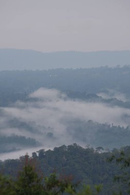 Dağlı ve bulutlu gün doğumunun harika manzarası.