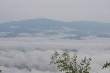 Dağlı ve bulutlu gün doğumunun harika manzarası.