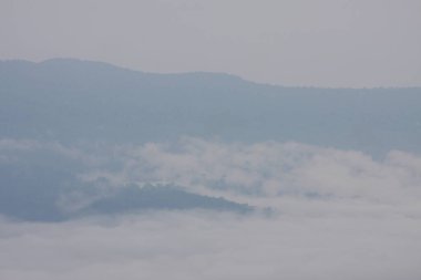 Dağlı ve bulutlu gün doğumunun harika manzarası.