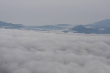 Dağlı ve bulutlu gün doğumunun harika manzarası.