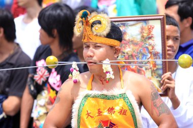 Nakhon Ratchasima, THAILAND - 30 Eylül 2011 'de Tayland' ın Nakhon Ratchasima şehrinde tanrıların ruhlarını bedenlerine sahip olmaya davet eden tanımlanamayan Vejetaryen Festivali hayranı.