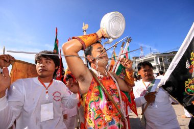 Nakhon Ratchasima, THAILAND - 30 Eylül 2011 'de Tayland' ın Nakhon Ratchasima şehrinde tanrıların ruhlarını bedenlerine sahip olmaya davet eden tanımlanamayan Vejetaryen Festivali hayranı.