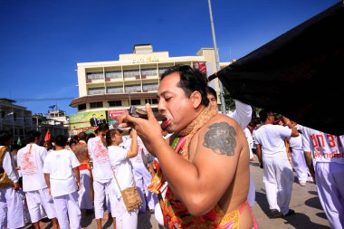 Nakhon Ratchasima, THAILAND - 30 Eylül 2011 'de Tayland' ın Nakhon Ratchasima şehrinde tanrıların ruhlarını bedenlerine sahip olmaya davet eden tanımlanamayan Vejetaryen Festivali hayranı.
