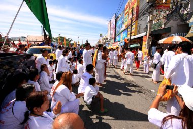Nakhon Ratchasima, THAILAND - 30 Eylül 2011 'de Tayland' ın Nakhon Ratchasima şehrinde tanrıların ruhlarını bedenlerine sahip olmaya davet eden tanımlanamayan Vejetaryen Festivali hayranı.