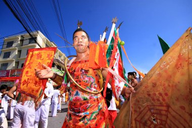 Nakhon Ratchasima, THAILAND - 30 Eylül 2011 'de Tayland' ın Nakhon Ratchasima şehrinde tanrıların ruhlarını bedenlerine sahip olmaya davet eden tanımlanamayan Vejetaryen Festivali hayranı.