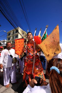 Nakhon Ratchasima, THAILAND - 30 Eylül 2011 'de Tayland' ın Nakhon Ratchasima şehrinde tanrıların ruhlarını bedenlerine sahip olmaya davet eden tanımlanamayan Vejetaryen Festivali hayranı.