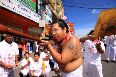Nakhon Ratchasima, THAILAND - 30 Eylül 2011 'de Tayland' ın Nakhon Ratchasima şehrinde tanrıların ruhlarını bedenlerine sahip olmaya davet eden tanımlanamayan Vejetaryen Festivali hayranı.