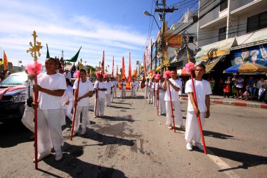 Nakhon Ratchasima, THAILAND - 30 Eylül 2011 'de Tayland' ın Nakhon Ratchasima şehrinde tanrıların ruhlarını bedenlerine sahip olmaya davet eden tanımlanamayan Vejetaryen Festivali hayranı.