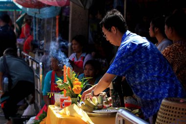 Nakhon Ratchasima, THAILAND - 30 Eylül 2011 'de Tayland' ın Nakhon Ratchasima şehrinde tanrıların ruhlarını bedenlerine sahip olmaya davet eden tanımlanamayan Vejetaryen Festivali hayranı.