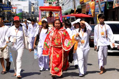 Nakhon Ratchasima, THAILAND - 30 Eylül 2011 'de Tayland' ın Nakhon Ratchasima şehrinde tanrıların ruhlarını bedenlerine sahip olmaya davet eden tanımlanamayan Vejetaryen Festivali hayranı.