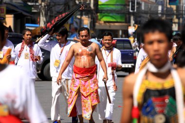 Nakhon Ratchasima, THAILAND - 30 Eylül 2011 'de Tayland' ın Nakhon Ratchasima şehrinde tanrıların ruhlarını bedenlerine sahip olmaya davet eden tanımlanamayan Vejetaryen Festivali hayranı.