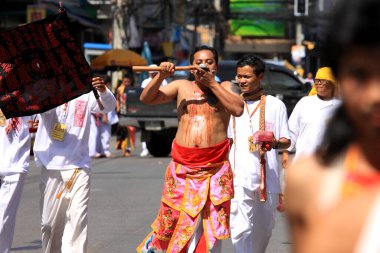 Nakhon Ratchasima, THAILAND - 30 Eylül 2011 'de Tayland' ın Nakhon Ratchasima şehrinde tanrıların ruhlarını bedenlerine sahip olmaya davet eden tanımlanamayan Vejetaryen Festivali hayranı.