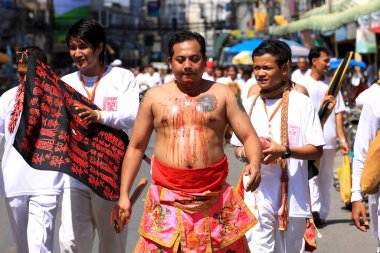 Nakhon Ratchasima, THAILAND - 30 Eylül 2011 'de Tayland' ın Nakhon Ratchasima şehrinde tanrıların ruhlarını bedenlerine sahip olmaya davet eden tanımlanamayan Vejetaryen Festivali hayranı.