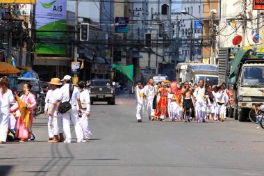 Nakhon Ratchasima, THAILAND - 30 Eylül 2011 'de Tayland' ın Nakhon Ratchasima şehrinde tanrıların ruhlarını bedenlerine sahip olmaya davet eden tanımlanamayan Vejetaryen Festivali hayranı.