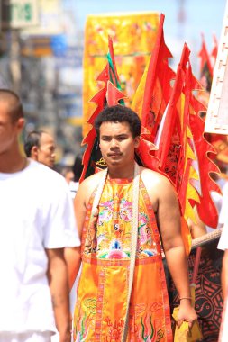 Nakhon Ratchasima, THAILAND - 30 Eylül 2011 'de Tayland' ın Nakhon Ratchasima şehrinde tanrıların ruhlarını bedenlerine sahip olmaya davet eden tanımlanamayan Vejetaryen Festivali hayranı.