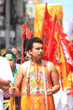 Nakhon Ratchasima, THAILAND - 30 Eylül 2011 'de Tayland' ın Nakhon Ratchasima şehrinde tanrıların ruhlarını bedenlerine sahip olmaya davet eden tanımlanamayan Vejetaryen Festivali hayranı.