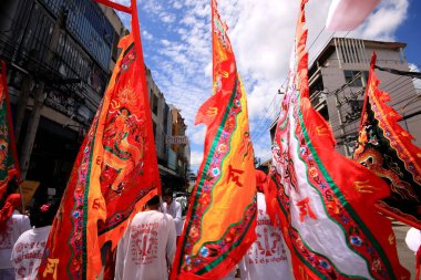 Nakhon Ratchasima, THAILAND - 30 Eylül 2011 'de Tayland' ın Nakhon Ratchasima şehrinde tanrıların ruhlarını bedenlerine sahip olmaya davet eden tanımlanamayan Vejetaryen Festivali hayranı.