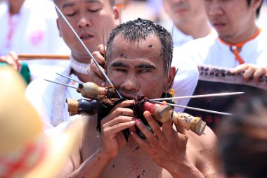 Nakhon Ratchasima, THAILAND - 30 Eylül 2011 'de Tayland' ın Nakhon Ratchasima şehrinde tanrıların ruhlarını bedenlerine sahip olmaya davet eden tanımlanamayan Vejetaryen Festivali hayranı.
