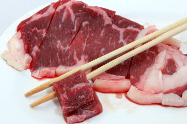 Taze çiğ et ve beyaz çadırların fotoğrafı..