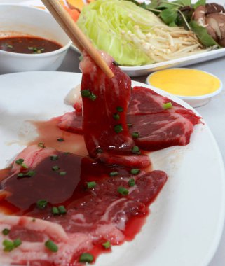 Taze çiğ et ve beyaz çadırların fotoğrafı..