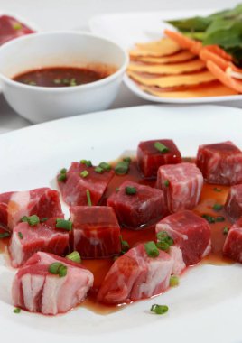 Taze çiğ et ve beyaz çadırların fotoğrafı..