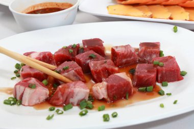 Taze çiğ et ve beyaz çadırların fotoğrafı..