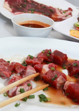 Taze çiğ et ve beyaz çadırların fotoğrafı..