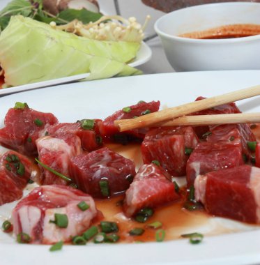 Taze çiğ et ve beyaz çadırların fotoğrafı..