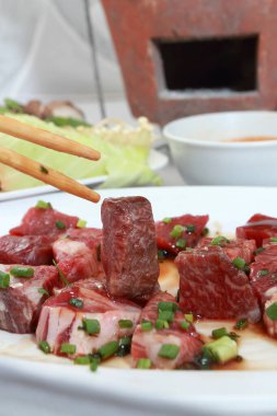 Taze çiğ et ve beyaz çadırların fotoğrafı..