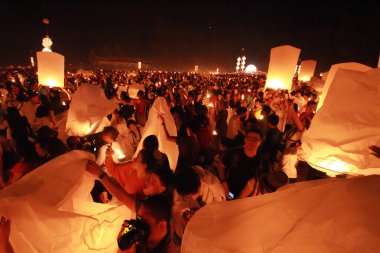 İnsanlar 24 Kasım 2012 'de Chiangmai, Tayland' da Buda 'nın eserlerine ibadet etmek için gökyüzü fenerlerini salıverirler. Bu festival her 12 dolunayda gerçekleşir..