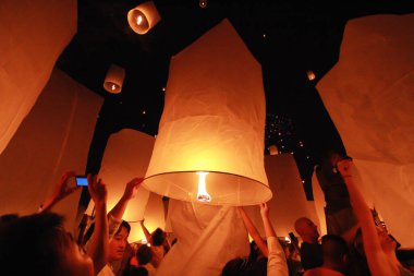 İnsanlar 24 Kasım 2012 'de Chiangmai, Tayland' da Buda 'nın eserlerine ibadet etmek için gökyüzü fenerlerini salıverirler. Bu festival her 12 dolunayda gerçekleşir..